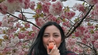 Ketika liburan ke Jepang musim semi lalu, wanita kelahiran 1995 itu menunjukkan momen mencicipi buah strawberry Jepang yang terkenal manis. Foto: @rachelvennya