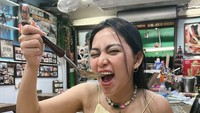 Adapun momen ketika seleb yang dikenal dengan sebutan ‘Buna’ itu makan semangkuk tom yum di Thailand. Tidak lupa tom yum yang asam segar ini dimakan bersama nasi. Foto: @rachelvennya