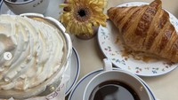 Kalau ini keseruan Rachel ketika menikmati makanan di salah satu restoran di Paris. Ia memesan kopi dengan cream hingga croissant. Foto: @rachelvennya