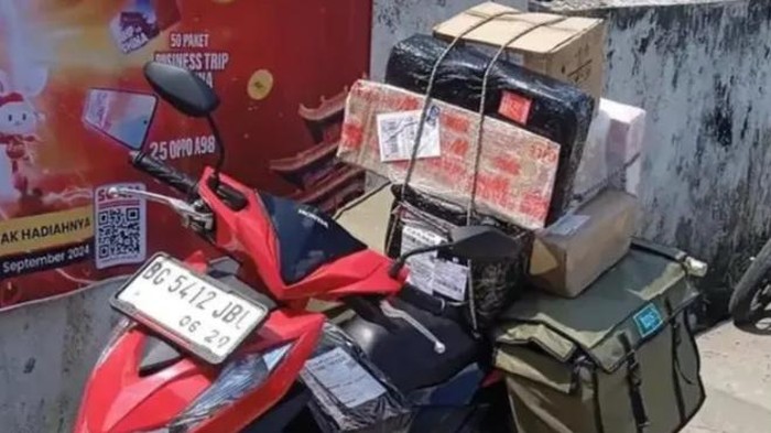 Kurir di Palembang Ivanoyosa (27) kehilangan motor beserta paketnya saat sedang mengantar di SMPN 55 Palembang.