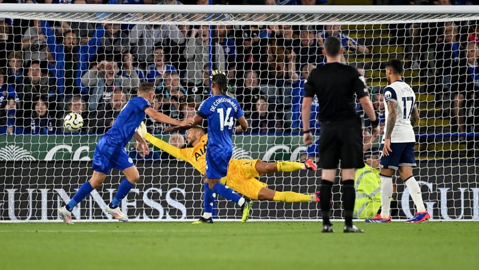 LEICESTER, ENGLAND - AUGUST 19: Jamie Vardy of Leicester City scores his teams first goal during the Premier League match between Leicester City FC and Tottenham Hotspur FC at The King Power Stadium on August 19, 2024 in Leicester, England. (Photo by Michael Regan/Getty Images)