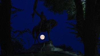 Bulan terbit di bawah monumen John Alexander Logan di Grant Park, Minggu, 18 Agustus 2024, di Chicago. (AP Photo/Julio Cortez)  