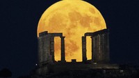 The super moon rises behind the Temple of Poseidon at Cape Sounio, south of Athens, Monday, Aug. 19, 2024. (AP Photo/Michael Varaklas)