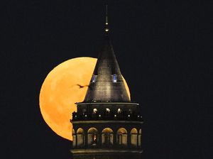 Supermoon Emas Bisa Dilihat Jam Berapa? Cek Waktunya Biar Tak Terlewat!
