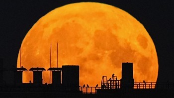 Supermoon muncul di atas gedung perumahan di Moskow, Rusia, Senin, 19 Agustus 2024. (AP Photo/Pavel Bednyakov)  