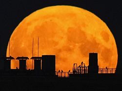 Lihat Lagi Indahnya Supermoon Hiasi Langit Bumi