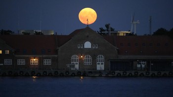 Supermoon terjadi di Kopenhagen pada Senin, 19 Agustus 2024. (Thomas Traasdahl/Ritzau Scanpix via AP)  