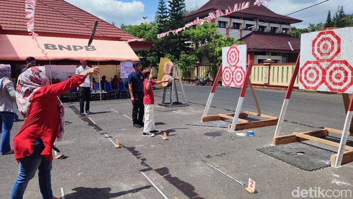 Lomba lempar pisau di Ciamis.