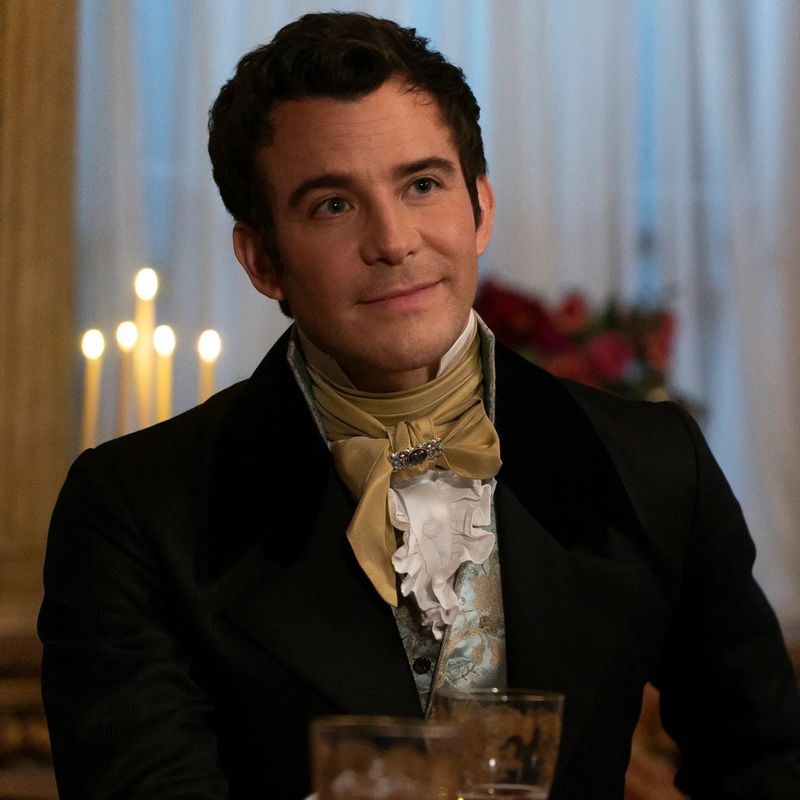 Luke Thompson sebagai Benedict dalam serial Bridgerton