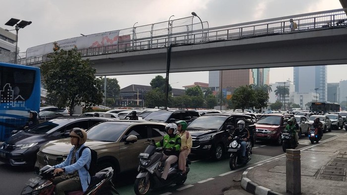 Kemacetan Parah di Jalan MT Haryono Pancoran, Pengendara Terjebak Adu Klakson