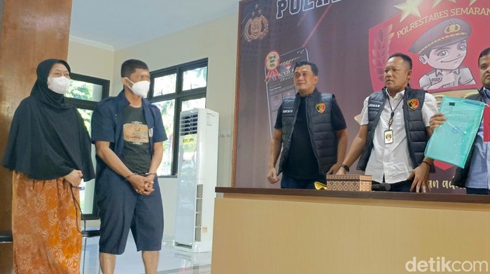 Mantan Kades di Demak dan seorang perempuan yang ditangkap Polrestabes Semarang terkait kasus penipuan jual beli tanah, Selasa (20/8/2024).