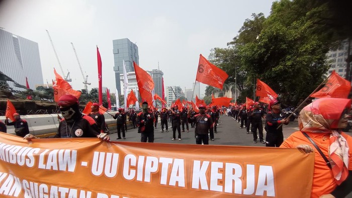 Demonstrasi Memanas di Jakarta Pusat: Buruh Desak Pembatalan UU Cipta Kerja