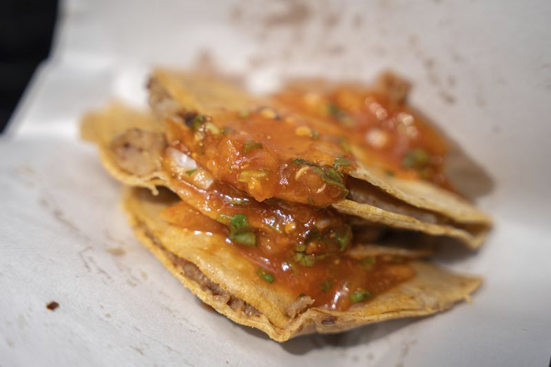 Meksiko Pecahkan Rekor Dunia untuk Varian Rasa Taco Terbanyak Taco vendors stand behind their baskets during a record-breaking event for the most tacos served in one hour — 30,000 — at the Angel of Independence monument in Mexico City, Sunday, Aug. 11, 2024. (AP Photo/Aurea del Rosario)