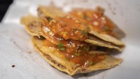 Penduduk setempat dapat menikmati taco, beberapa di antaranya berisi daging babi, kentang, kaktus, dan kombinasi lainnya.