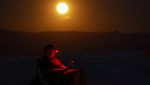 Memandang Supermoon dari Gurun Pasir Putih Terluas di Dunia