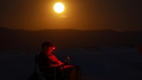 Fenomena supermoon terjadi saat bulan mencapai titik terdekat dengan Bumi. 