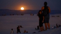 Salah satu spot terbaik untuk menikmati supermoon adalah di Taman Nasional White Sand.  