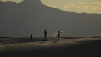 Wisatawan yang mengunjungi taman nasional ini bisa mendaki dan meluncur menuruni gundukan pasir raksasa. 