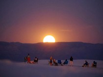 Memandang Supermoon dari Gurun Pasir Putih Terluas di Dunia