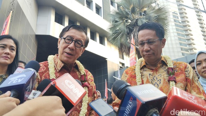 Menkumham Supratman dan Eks Menkumham Yasonna memberikan keterangan pers usai serah terima jabatan