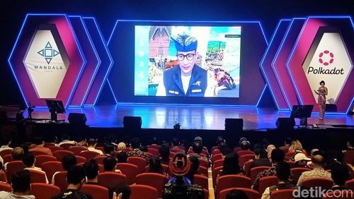 Menparekraf Sandiaga Salahuddin Uno saat hadir virtual pada acara Bali Blockchain Summit 2024 di gedung Dharma Negara Alaya Denpasar, Bali, Selasa (20/8/2024). (Ni Made Lastri Karsiani Putri/detikBali)