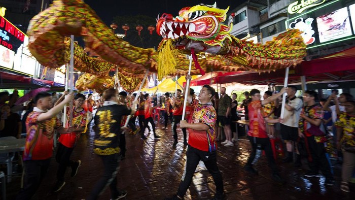 Etnis Tionghoa menggelar Festival Hantu Lapar di Kuala Lumpur, Malaysia, (19/8). Festival tersebut dirayakan selama bulan ketujuh dalam kalender bulan Tiongkok.