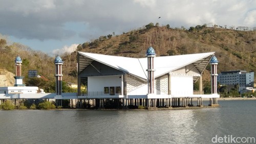 Mesjid terapung Amahami Kota Bima, Senin (12/8/2024). (Dok. Rafiin/detikBali)