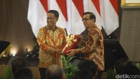 Menteri Hukum dan HAM Yasonna H. Laoly menyerahkan jabatannya kepada Menkumham yang baru, Supratman Andi Agtas di Gedung Kemenkumham, Jl Rasuna Said, Jakarta, Selasa (20/8/2024).