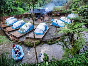 Namu Hejo Riverside Bandung, Camping Ground Seru di Kawasan Hutan Pinus