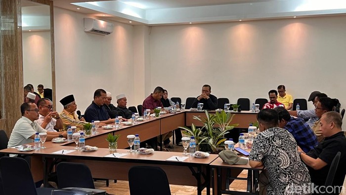 Rapat konsolidasi parpol pemenangan Iqbal-Dinda di Arianz Hotel Mataram pada Selasa (20/8/2024) malam.
