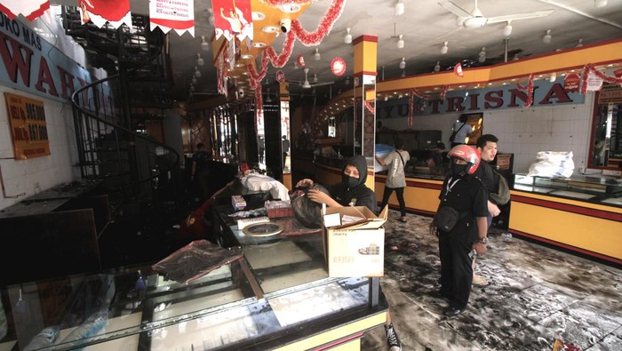 Pasar Induk Krian Sidoarjo Terbakar, 450 Lapak Pedagang Jadi Korban Petugas pemadam kebakaran berupaya memadamkan api saat terjadi kebakaran di Pasar Induk Krian, Sidoarjo, Jawa Timur, Selasa (20/8/2024). Sebanyak 20 unit mobil pemadam kebakaran dikerahkan untuk mengatasi kebakaran di Pasar Induk Krian yang terjadi sekitar pukul 05.00 dan saat ini masih dalam penanganan petugas terkait. ANTARA FOTO/Umarul Faruq/foc.
