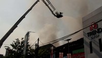 Petugas pemadam kebakaran berupaya memadamkan api saat terjadi kebakaran di Pasar Induk Krian, Sidoarjo, Jawa Timur, Selasa (20/8/2024).  