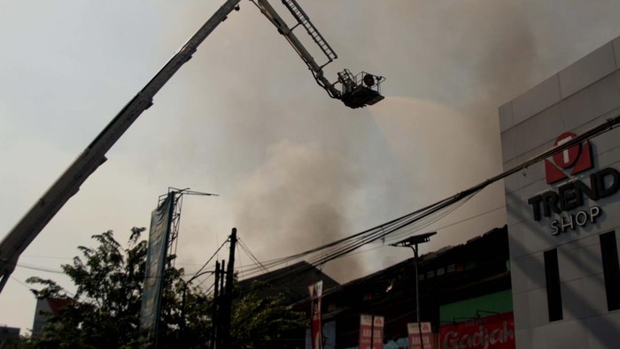 Petugas pemadam kebakaran berupaya memadamkan api saat terjadi kebakaran di Pasar Induk Krian, Sidoarjo, Jawa Timur, Selasa (20/8/2024). Sebanyak 20 unit mobil pemadam kebakaran dikerahkan untuk mengatasi kebakaran di Pasar Induk Krian yang terjadi sekitar pukul 05.00  dan saat ini masih dalam penanganan petugas terkait. ANTARA FOTO/Umarul Faruq/foc.
