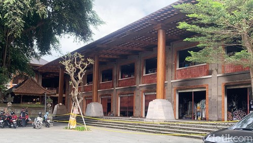 Pasar Rakyat Tematik Wisata Ubud, Gianyar, Bali, ditutup, Selasa (20/8/2024). Penutupan dilakukan seusai peristiwa kebakaran pada Sabtu (17/8/2024). (I Putu Budikrista Artawan/detikBali)