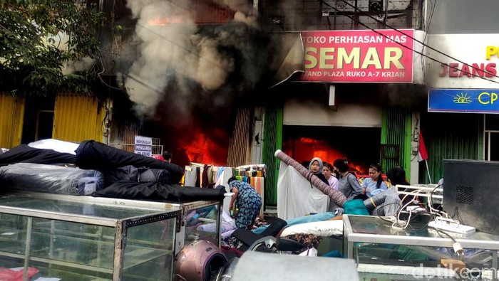 Pedagang panik selamatkan barang saat kebarakan pasar krian