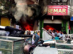 Pasar Induk Krian Terbakar, Pedagang Panik Selamatkan Barang-barangnya