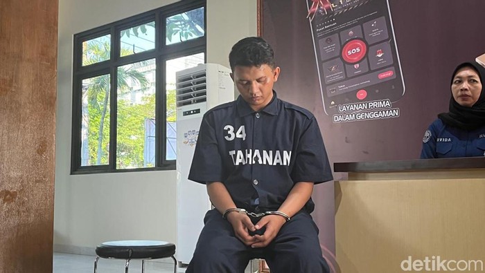 Pelaku yang tabrakkan motor di Semarang karena saling pandang dihadirkan dalam jumpa pers di Mapolrestabes Semarang, Selasa (20/8/2024).