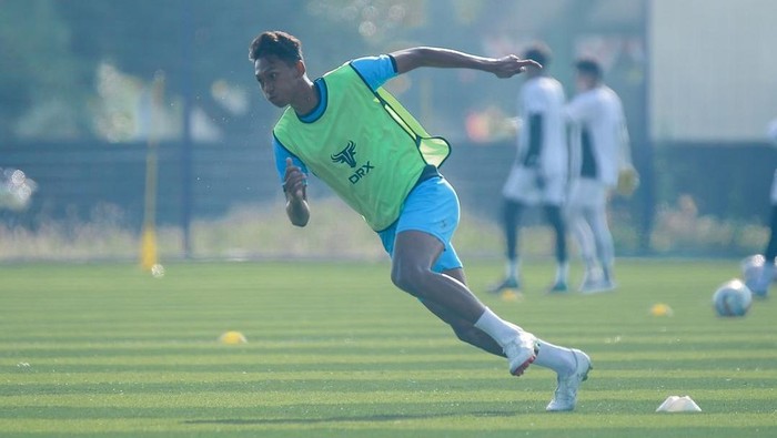Pemain muda PSIS Semarang, Aulia Rahman dalam sesi latihan. Foto diunggah pada Selasa (20/8/2024).