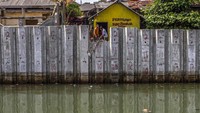 Pekerja sedang memasang dinding penahan (turap) di Sungai Cipunten Agung, Kabupaten Pandeglang, Banten, Senin (19/8/2024).