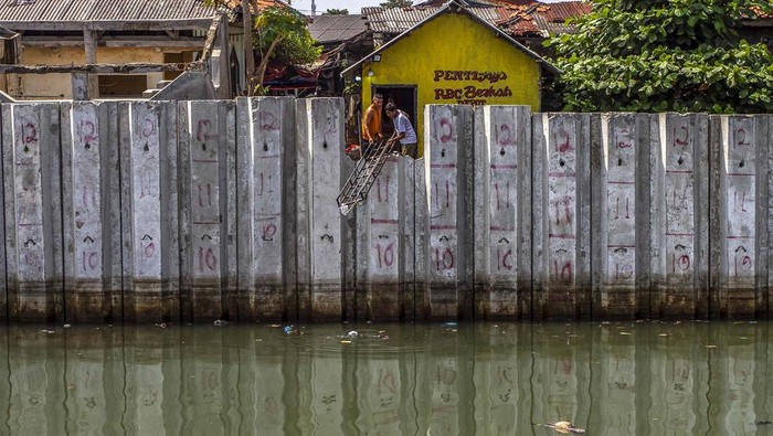 Sejumlah kapal bersandar di dekat pembangunan dinding turap di Sungai Cipunten Agung, Kabupaten Pandeglang, Banten, Senin (19/8/2024). Dinas Pekerjaan Umum dan Penataan Ruang (DPUPR) Provinsi Banten memasang dinding penahan (turap) sepanjang 243 meter di sisi Sungai Cipunten Agung dengan anggaran APBD Tahun 2024 sebesar Rp5,5 miliar yang bertujuan untuk meminimalkan potensi banjir akibat luapan air dari sungai. ANTARA FOTO/Angga Budhiyanto/gp/YU