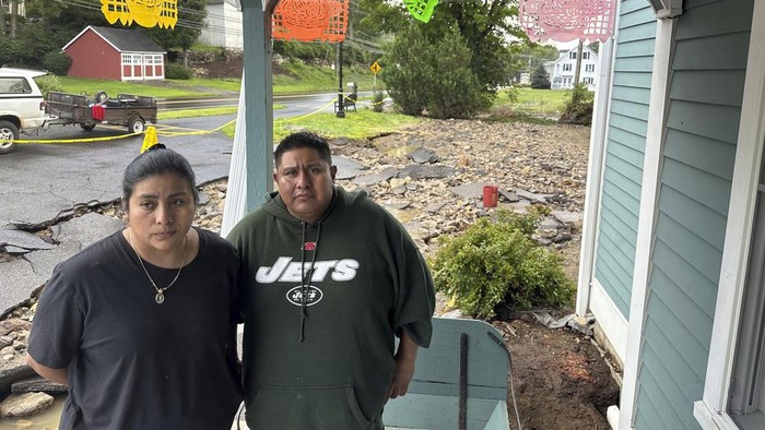 Hujan deras yang melanda Connecticut dan Long Island, New York. Wilayah tersebut juga menjadi banjir bandang yang merusak sejumlah jalan hinga jembatan.