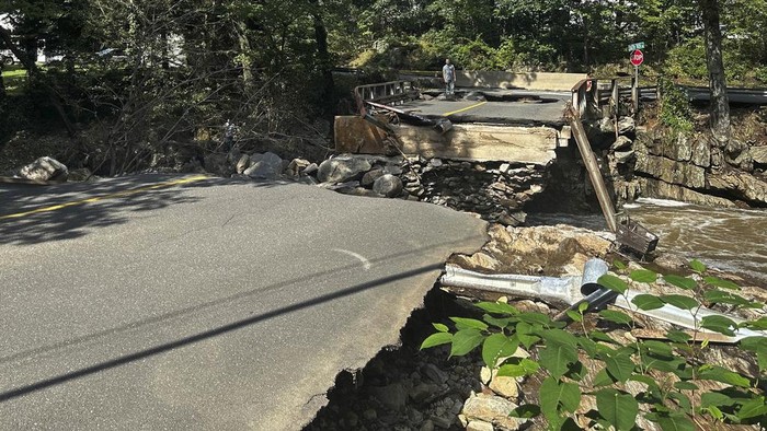 Hujan deras yang melanda Connecticut dan Long Island, New York. Wilayah tersebut juga menjadi banjir bandang yang merusak sejumlah jalan hinga jembatan.