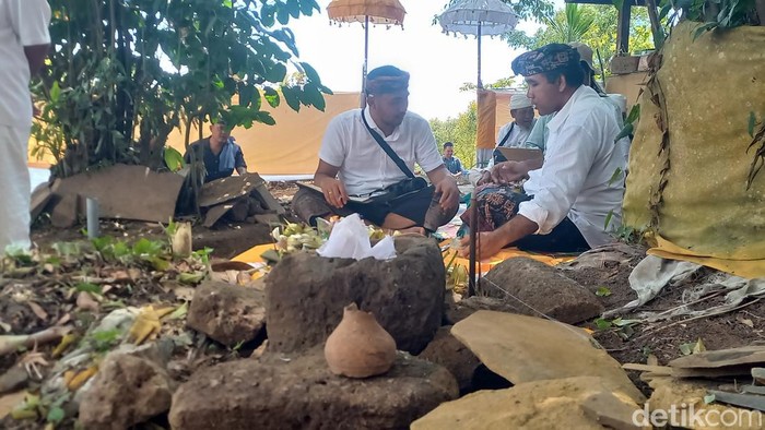 BPK Wilayah XV Bali dan NTB ke Desa Mengening, Kecamatan Kubutambahan terkait penemuan sarkofagus, Selasa (20/8/2024).