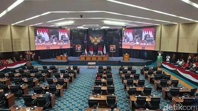 Baju Dinas Anyar Para Legislator Jakarta hingga Rp 2,5 Miliar
