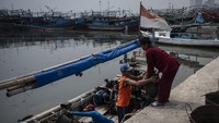 Warga memindahkan kerang hijau dari atas kapal di kawasan Muara Angke, Jakarta. Badan Pusat Statistik (BPS) mencatat angka penduduk miskin pada Maret 2023 mengalami penurunan sebesar 0,18 persen menjadi 9,36 persen bila dibandingkan dengan Maret 2022, yakni 9,54 persen.