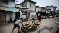 Dua pekerja mengangkut ikan asin di kawasan Muara Angke, Jakarta. Badan Pusat Statistik (BPS) mencatat angka penduduk miskin pada Maret 2023 mengalami penurunan sebesar 0,18 persen menjadi 9,36 persen bila dibandingkan dengan Maret 2022, yakni 9,54 persen.