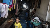 Seorang anak berjalan di kawasan permukiman semipermanen, Muara Angke, Jakarta. Badan Pusat Statistik (BPS) mencatat angka penduduk miskin pada Maret 2023 mengalami penurunan sebesar 0,18 persen menjadi 9,36 persen bila dibandingkan dengan Maret 2022, yakni 9,54 persen.