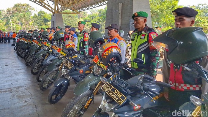 Petugas gabungan saat melakukan apel pasukan, di Dome Balerame, Soreang, Selasa (20/8/2024).