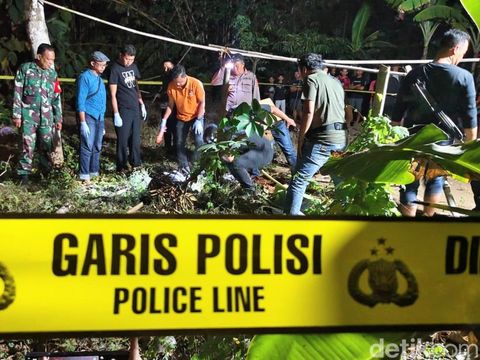 Petugas melakukan olah TKP penemuan mayat pria dengan luka bekas sabetan senjata tajam di pekarangan rumah warga Desa Jogoboyo, Kecamatan Purwodadi, Purworejo, Selasa (20/8/2024) malam.