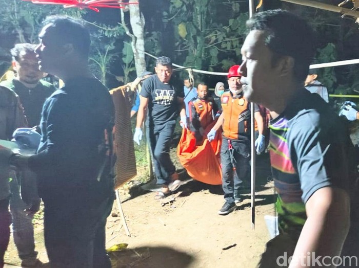 Petugas melakukan olah TKP penemuan mayat pria dengan luka bekas sabetan senjata tajam di pekarangan rumah warga Desa Jogoboyo, Kecamatan Purwodadi, Purworejo, Selasa (20/8/2024) malam.